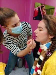 Lise painting a woman 2