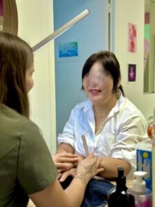 Lise connected to a woman
